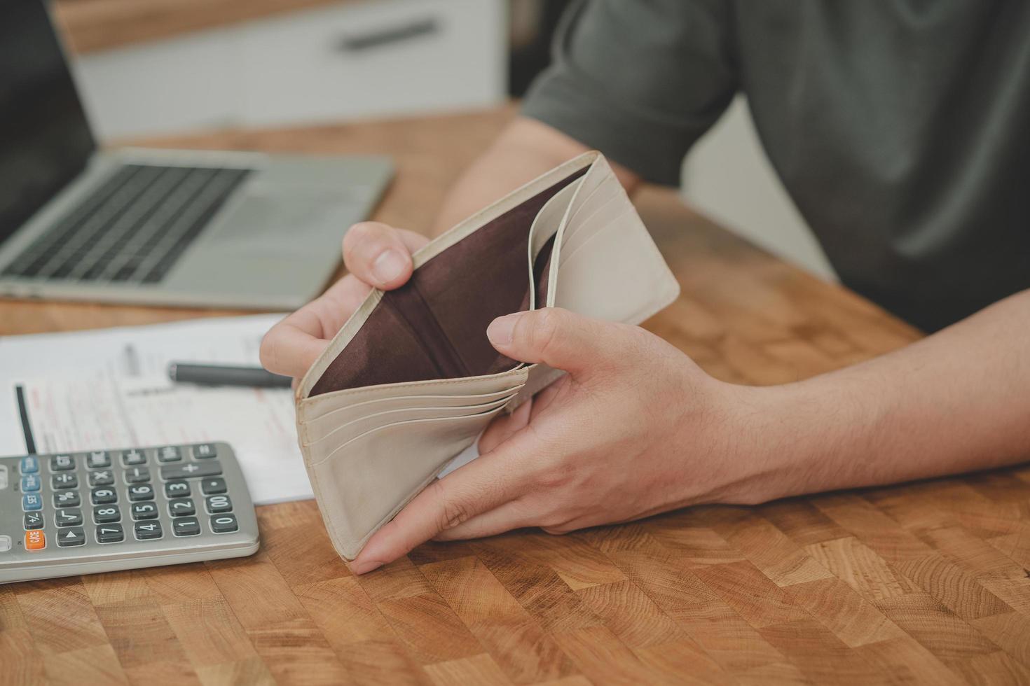 stressé, problème affaires la personne homme, Masculin en portant et ouvert un vide portefeuille ne pas avoir argent, crédit carte, ne pas à Paiement facture, prêt ou frais dans payer. la faillite, faillite et dette financier concept. photo