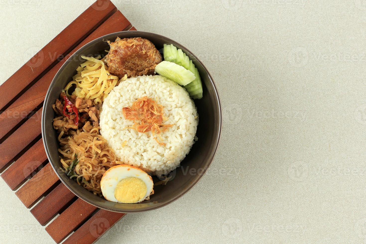 nasi uduk, indonésien sarriette vapeur riz, cuit dans noix de coco lait. photo