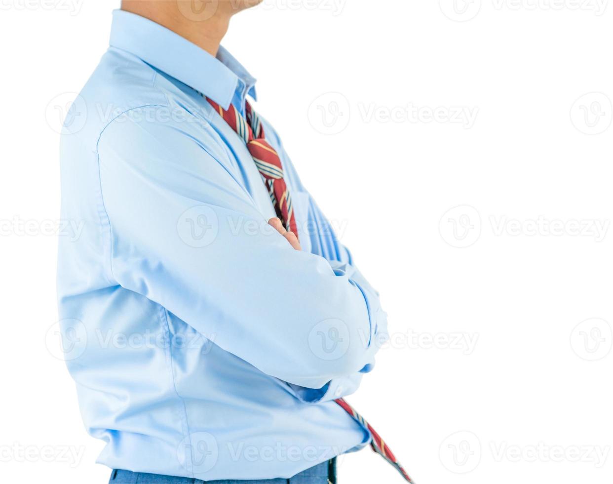 l'homme porte une chemise à manches longues en gardant les bras croisés avec un tracé de détourage photo