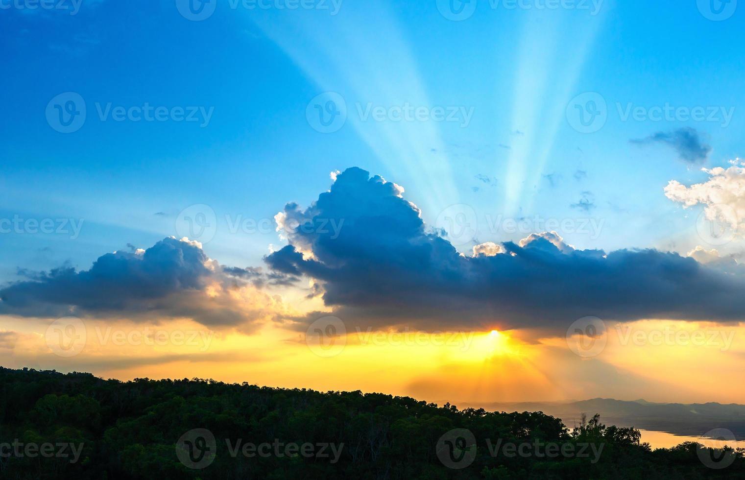 ciel coucher de soleil avec lumière rayonnée au crépuscule photo