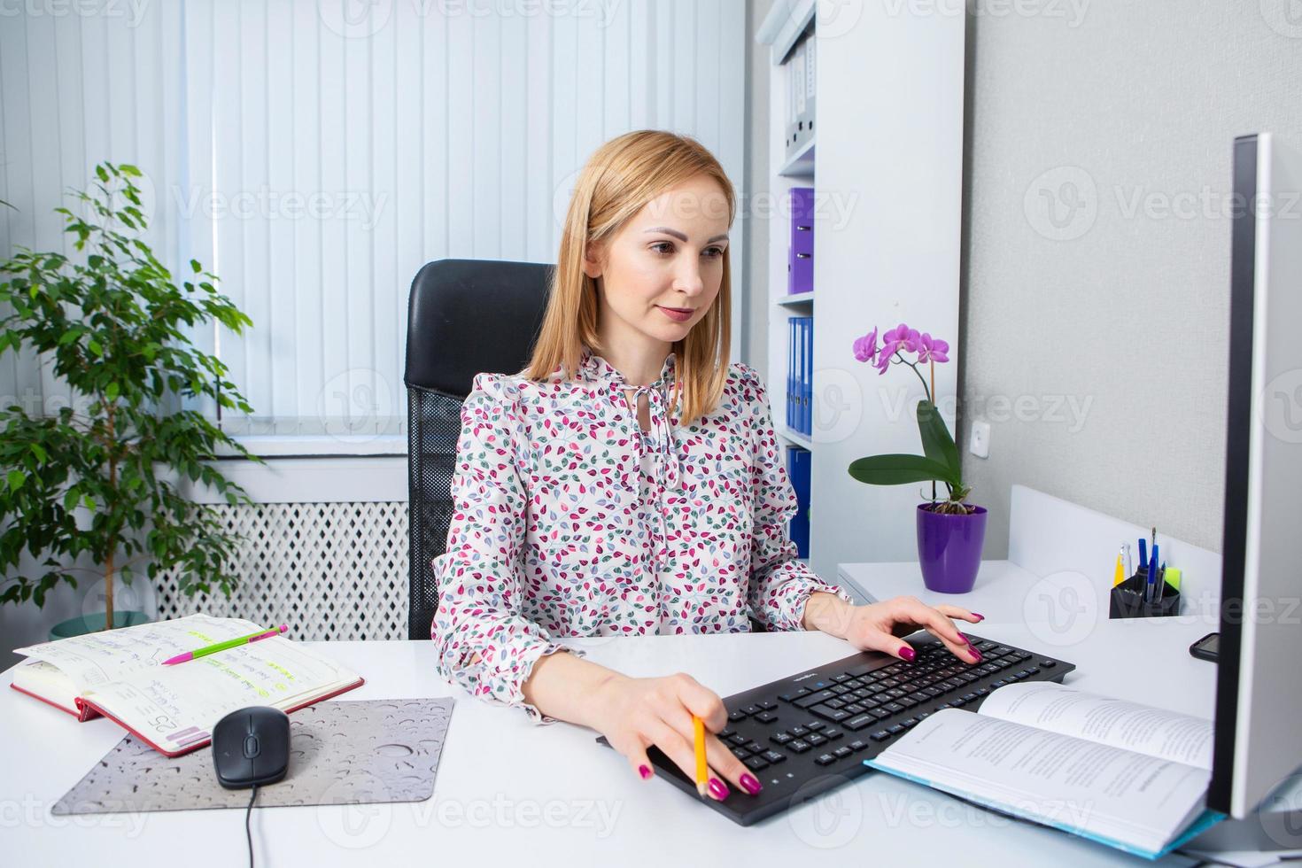 magnifique femme d'affaires travail sur une portable. femelle pigiste de liaison à l'Internet via ordinateur. blogueur ou journaliste l'écriture Nouveau article. photo