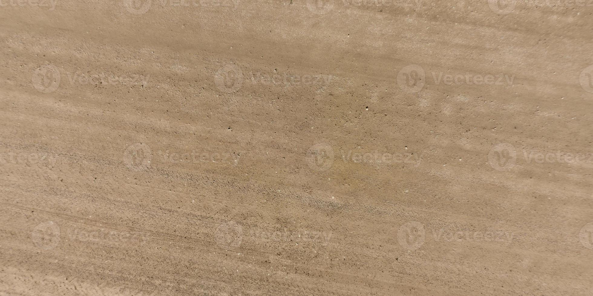 vue de dessus de la surface de la route de gravier faite de petites pierres et de sable avec des traces de pneus de voiture photo