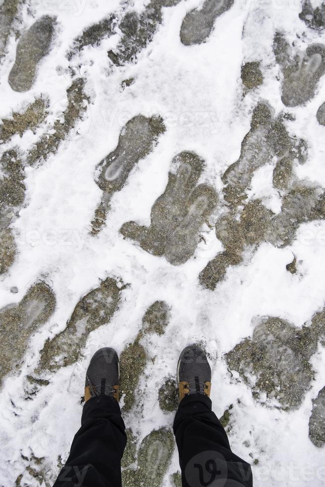 pieds de homme dans le neige photo
