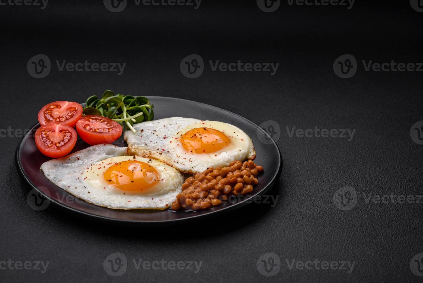 délicieux copieux petit déjeuner qui consiste de deux frit œufs, en conserve Lentilles et microgreens photo