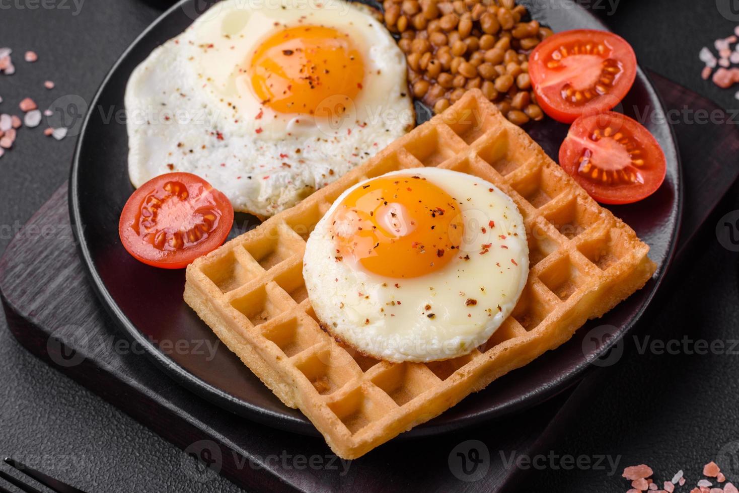 délicieux copieux petit déjeuner qui consiste de une frit œuf, Belge gaufre photo