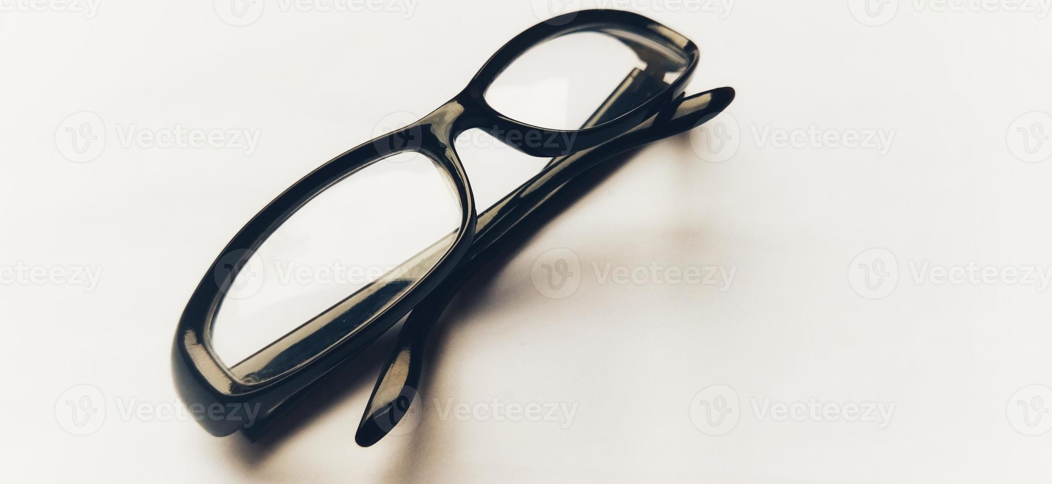 lunettes de soleil isolé sur fond blanc photo