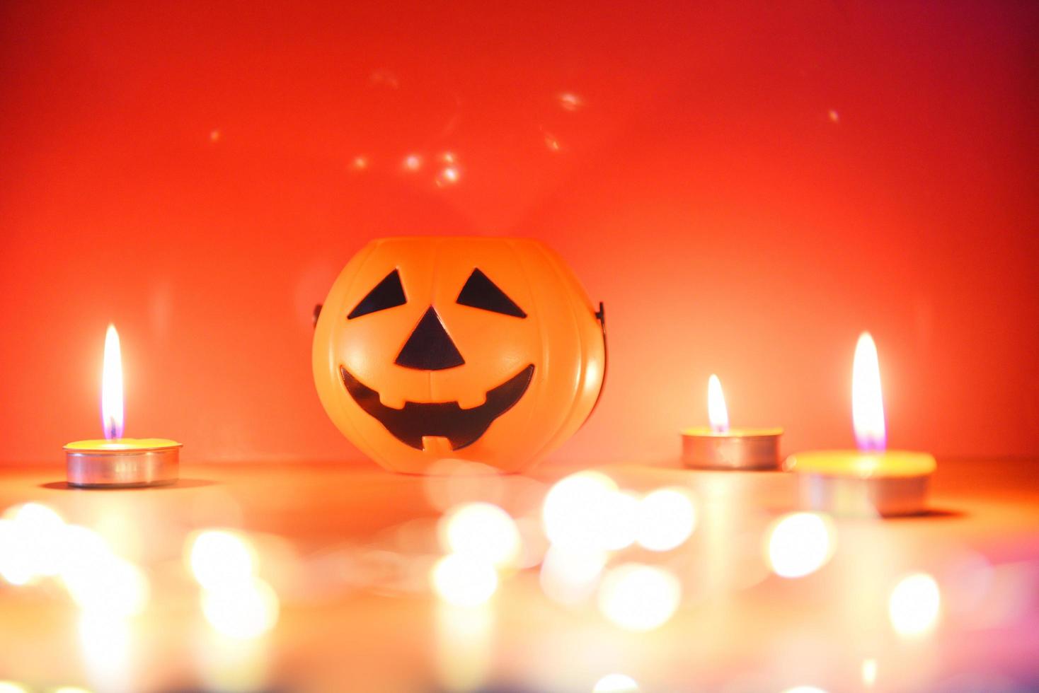 Halloween Contexte aux chandelles Orange décoré vacances de fête concept marrant visages jack o lanterne citrouille Halloween décorations pour fête accessoires objet bougie lumière bokeh photo