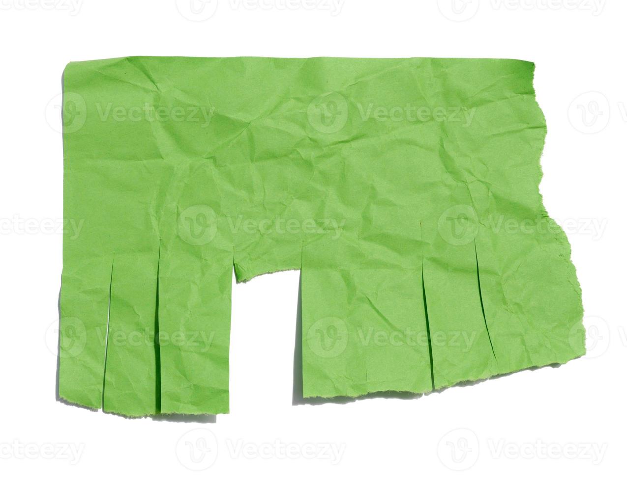 vert feuille de papier avec déchiré bords pour l'écriture un un d sur une blanc isolé Contexte photo