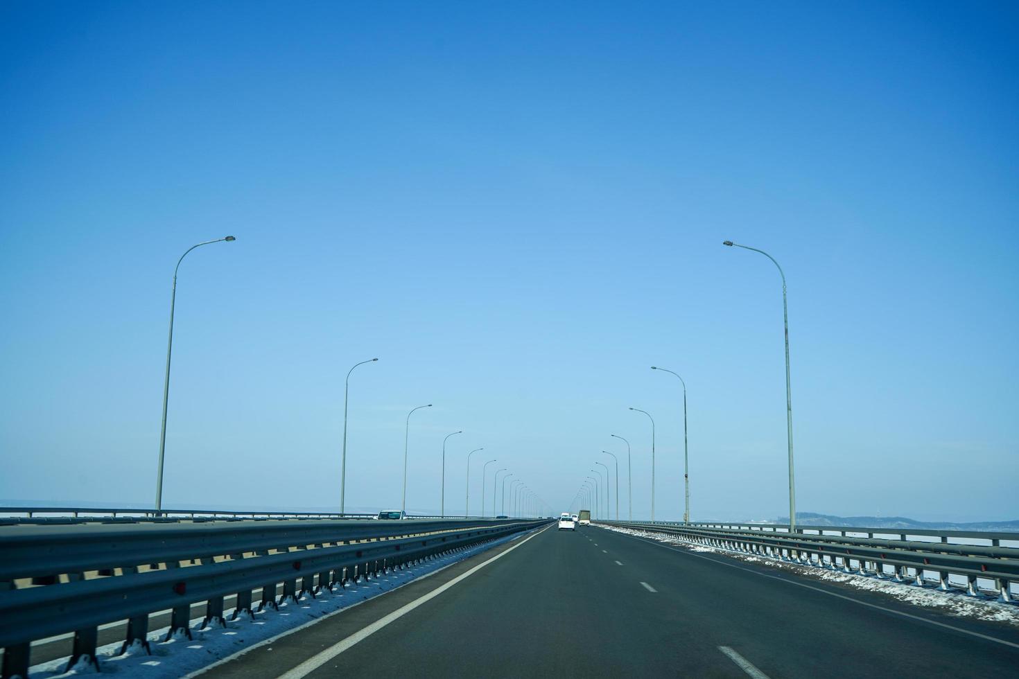 Paysage du pont de l'amour avec un ciel bleu clair à Vladivostok, Russie photo