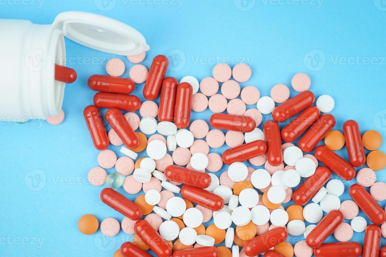 assorti pharmaceutique médicament pilules, comprimés et capsules plus de bleu Contexte photo