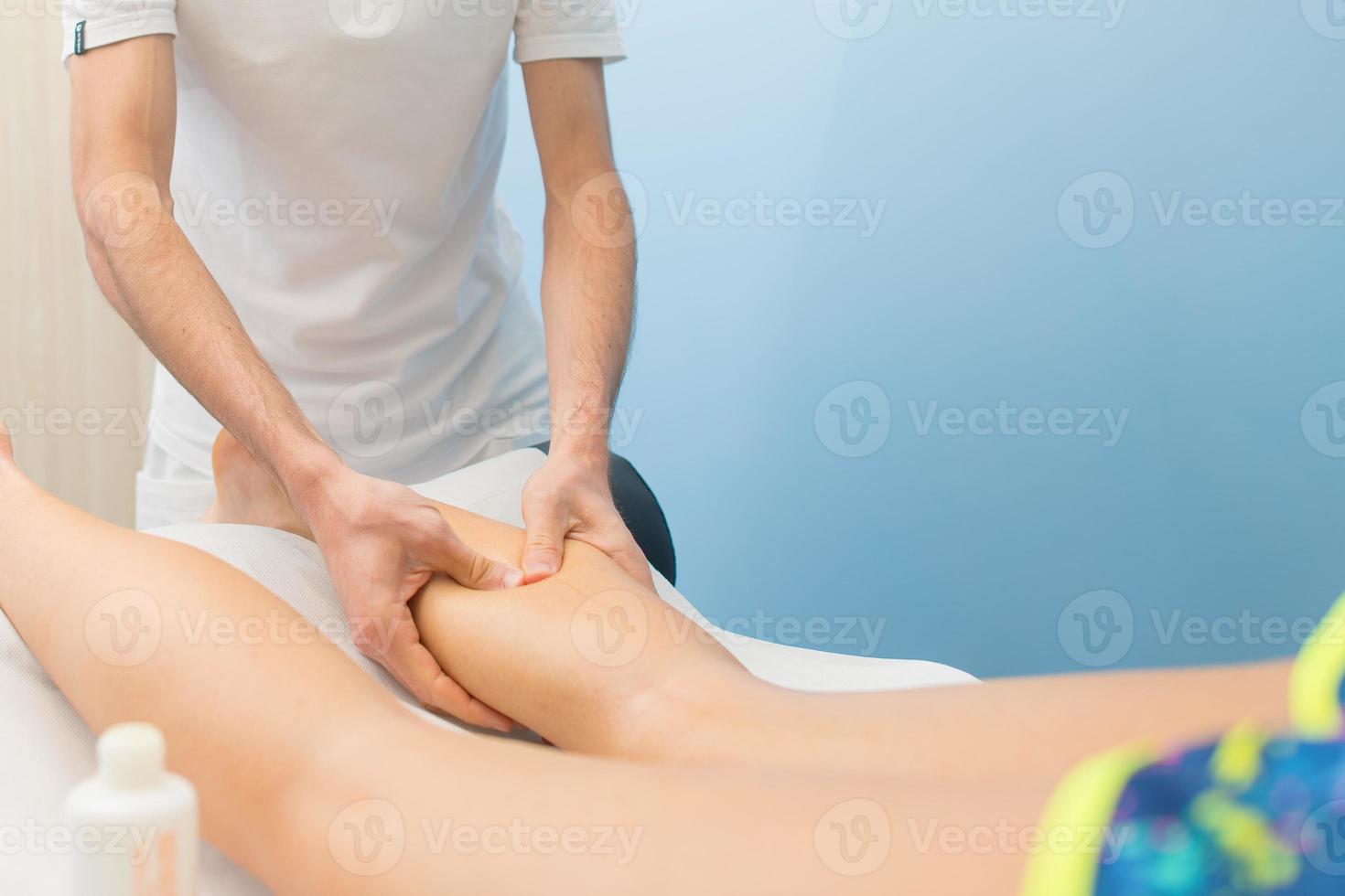 massage des mollets par un physiothérapeute professionnel photo