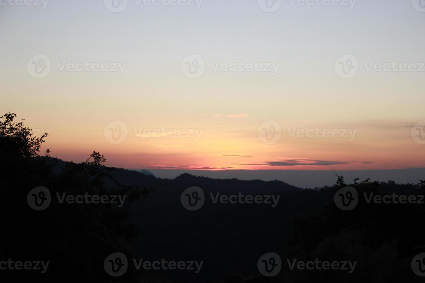 brouiller lever du soleil le coucher du soleil ciel vue avec brouillard sur le Haut de Montagne Contexte photo