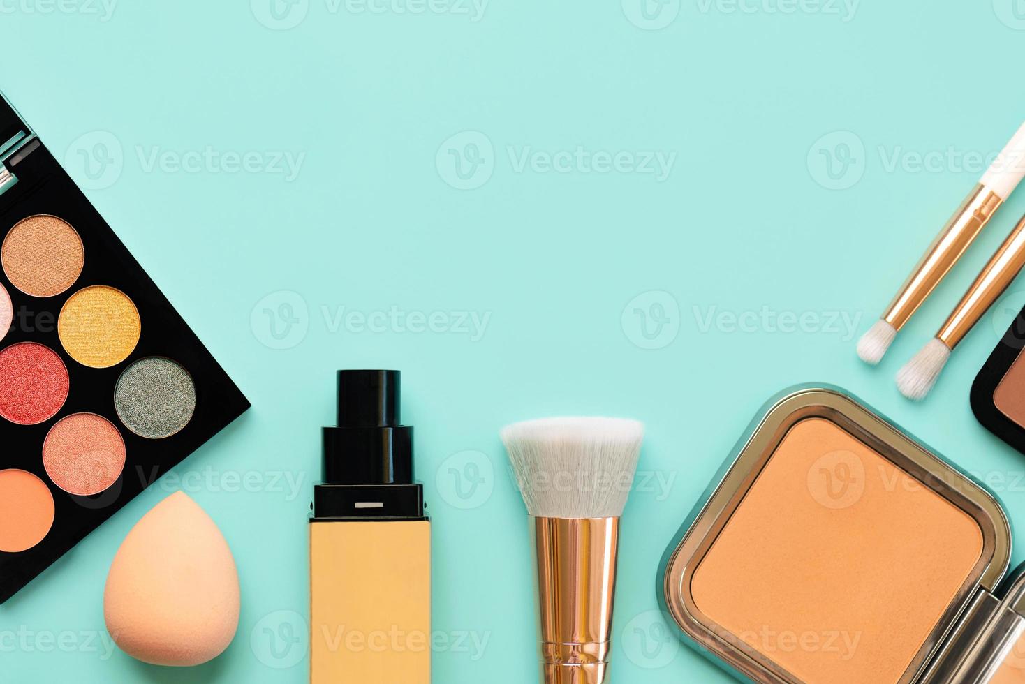 Haut vue de maquillage pinceaux, le fard à paupières, beauté maquillage éponge, fondation et visage poudre avec espace pour texte. beauté et maquillage concept photo