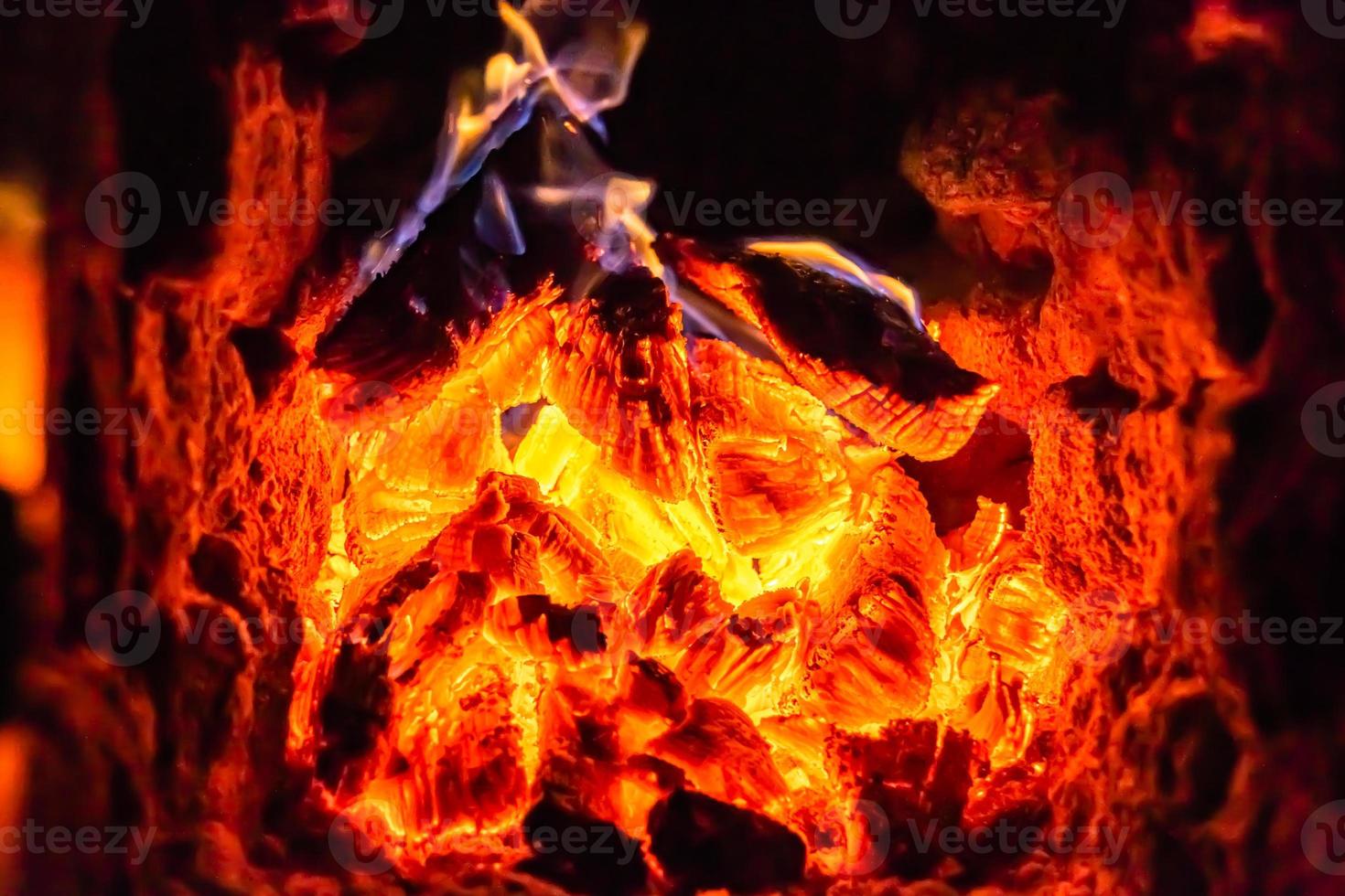 belle cheminée ancienne avec feu à flamme légère pour chauffer la pièce du bâtiment photo