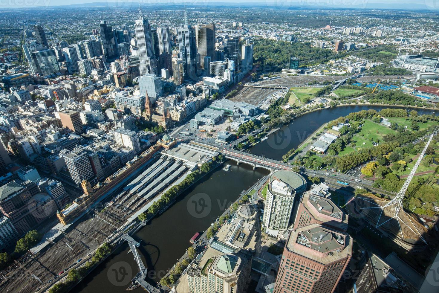 Melbourne paysage urbain le plus vivable ville dans le monde avec haute angle vue de le Haut de eureka la tour le le plus haut bâtiment dans Melbourne. photo