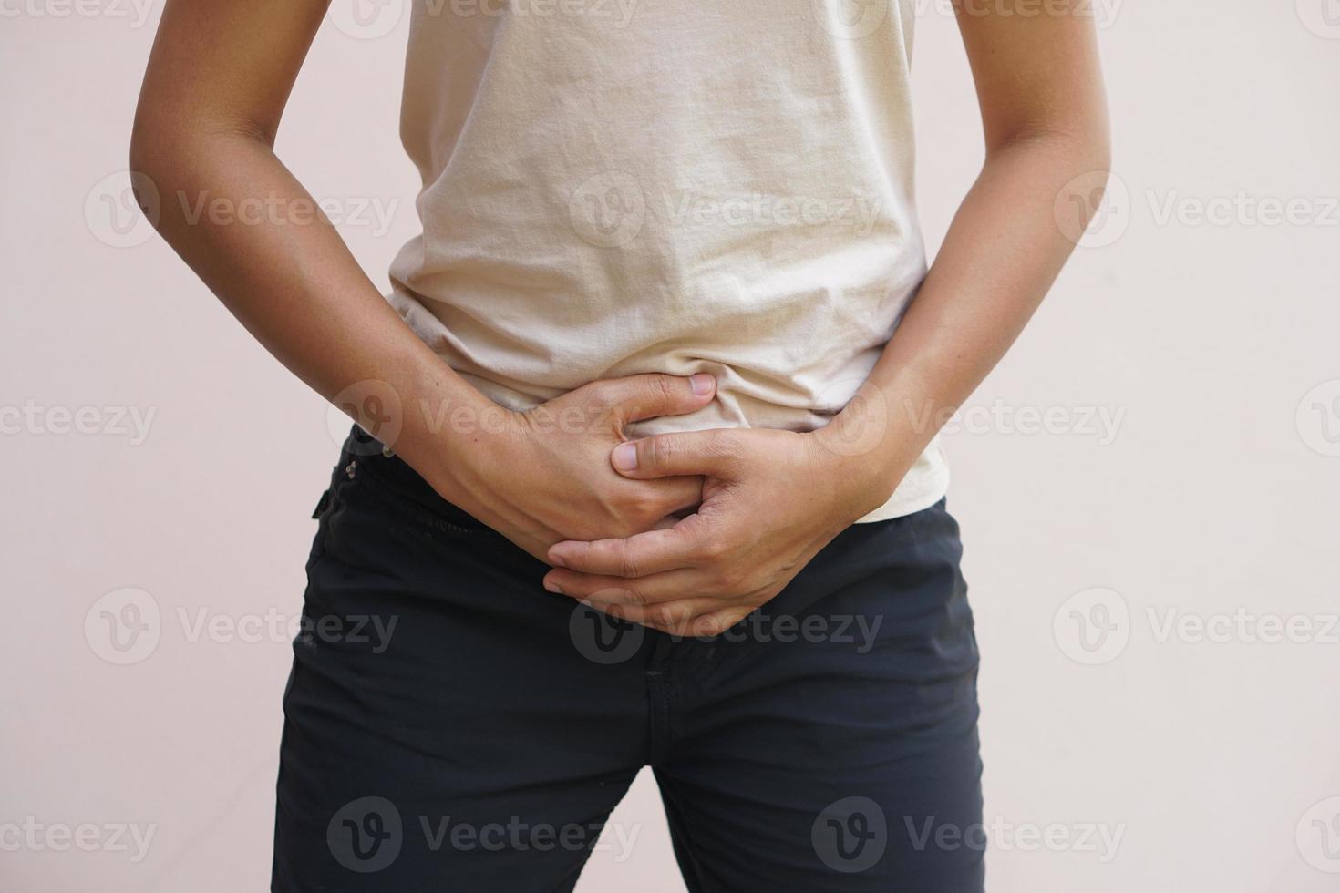 asiatique femme ayant abdominal douleur de ne pas en mangeant sur temps photo