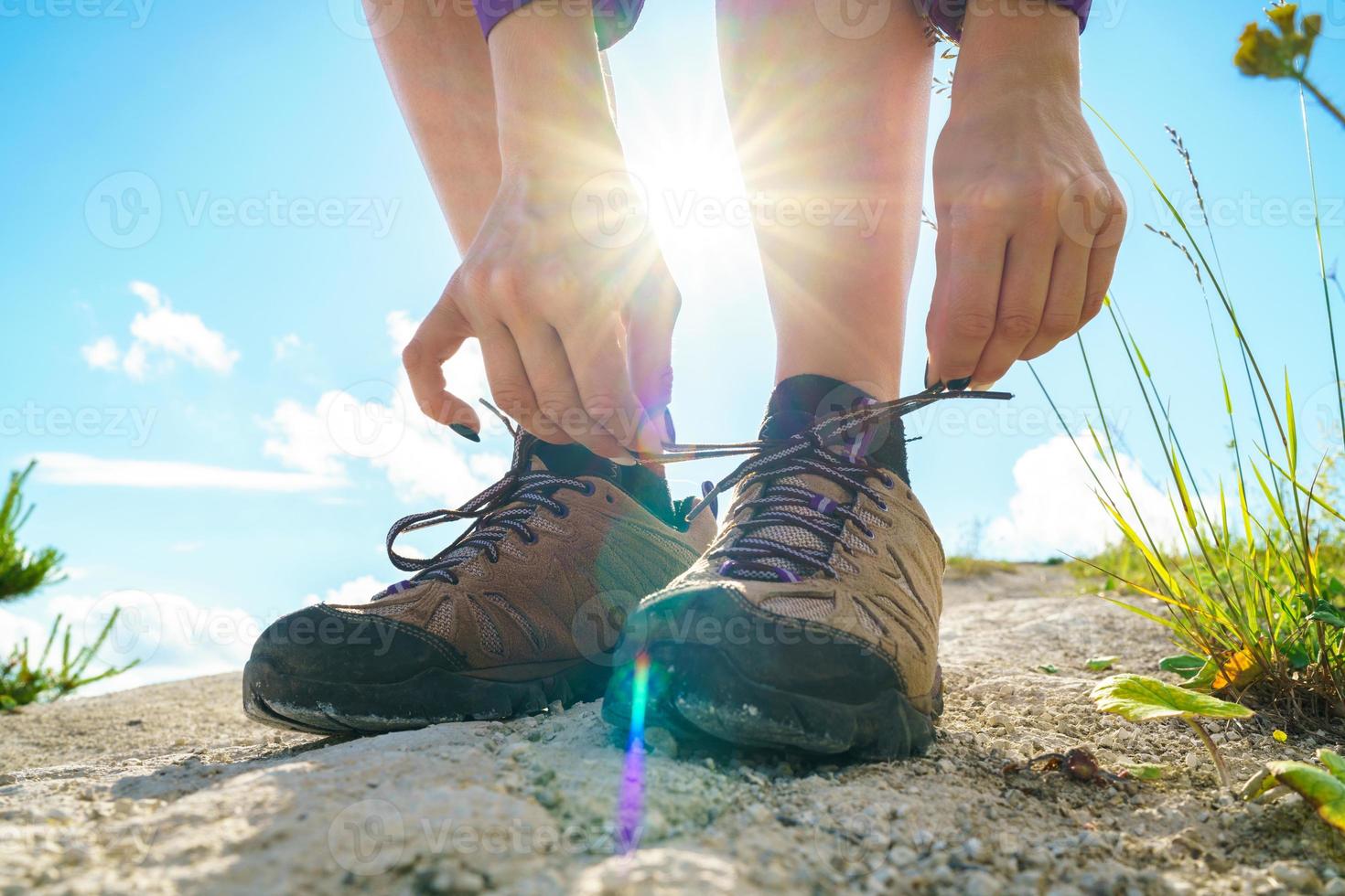 randonnée des chaussures - femme attacher chaussure lacets photo