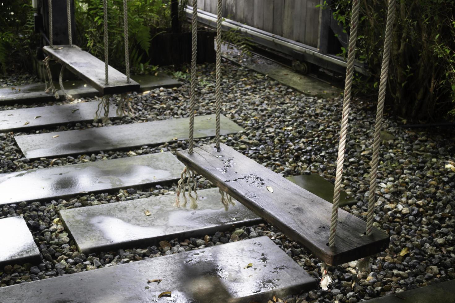 balançoire de jardin en bois photo