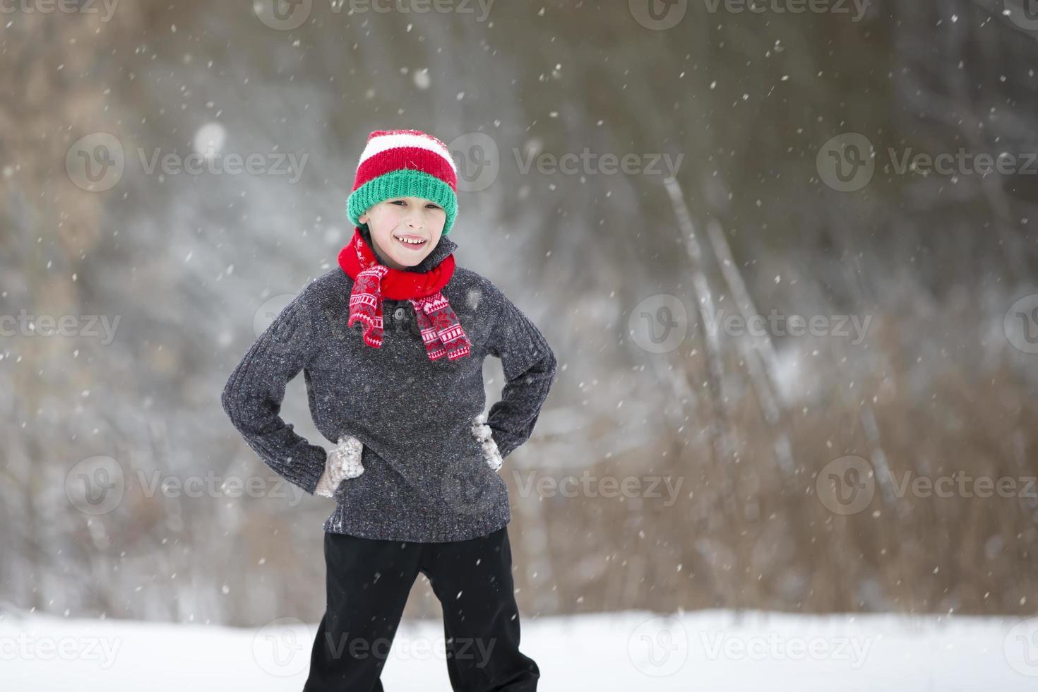 enfant dans hiver dans le forêt. content garçon sur une hiver journée sur le Contexte de la nature photo
