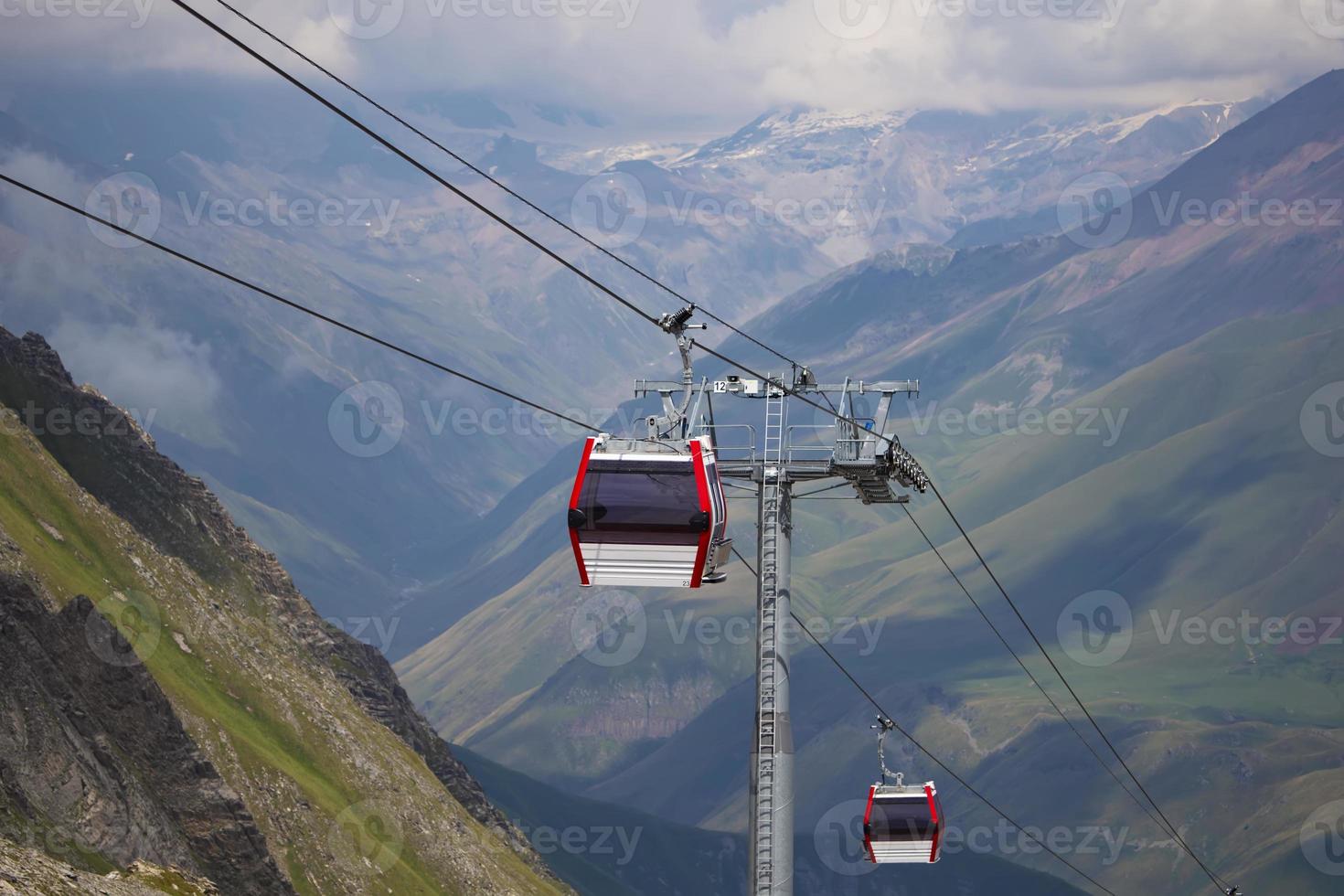 téléphérique dans le montagnes. le paysage de le câble voiture de le montagnes de Géorgie. photo