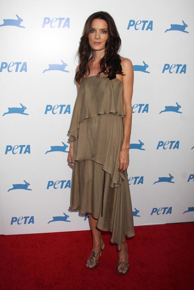 los angeles SEP 25 Gina holden arrive à le péta 30 anniversaire gala à Hollywood palladium sur septembre 25 2010 dans los angeles Californie photo