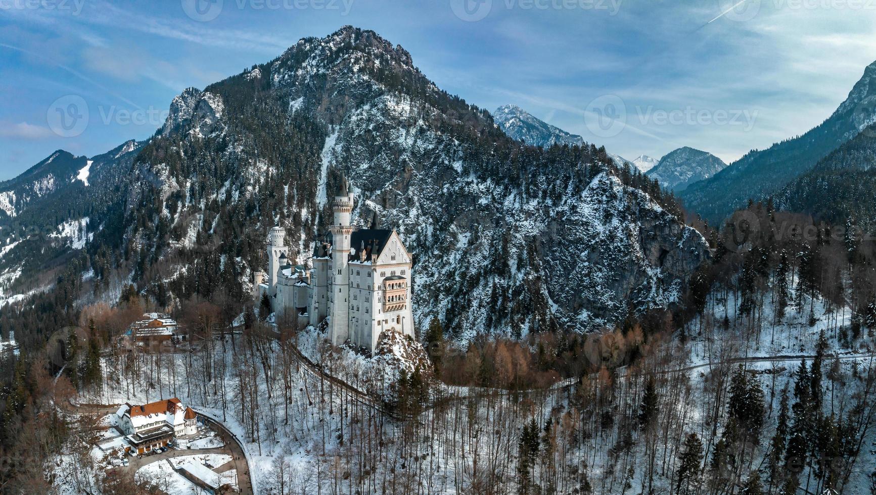 aérien vue de le Neuschwanstein Château ou schloss Neuschwanstein sur une hiver journée photo