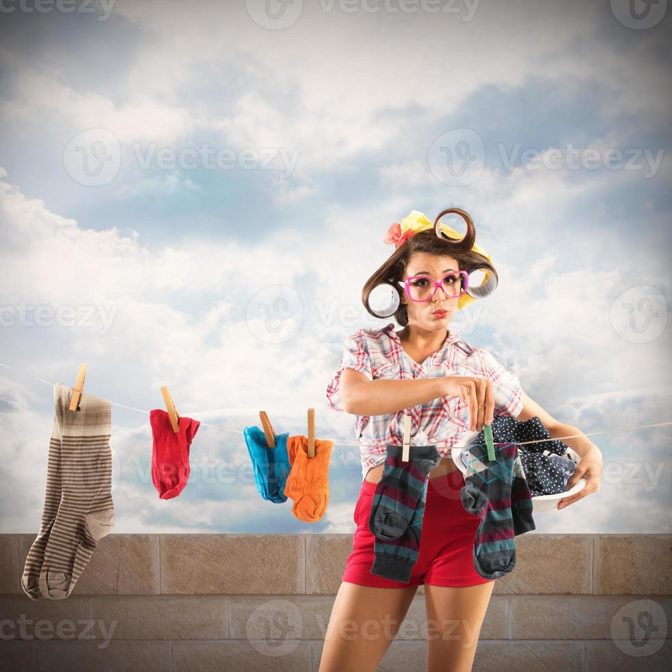 femme au foyer séchage vêtements photo