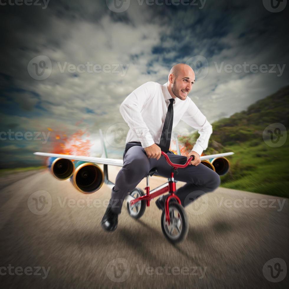 homme d'affaire avec avion bicyclette photo