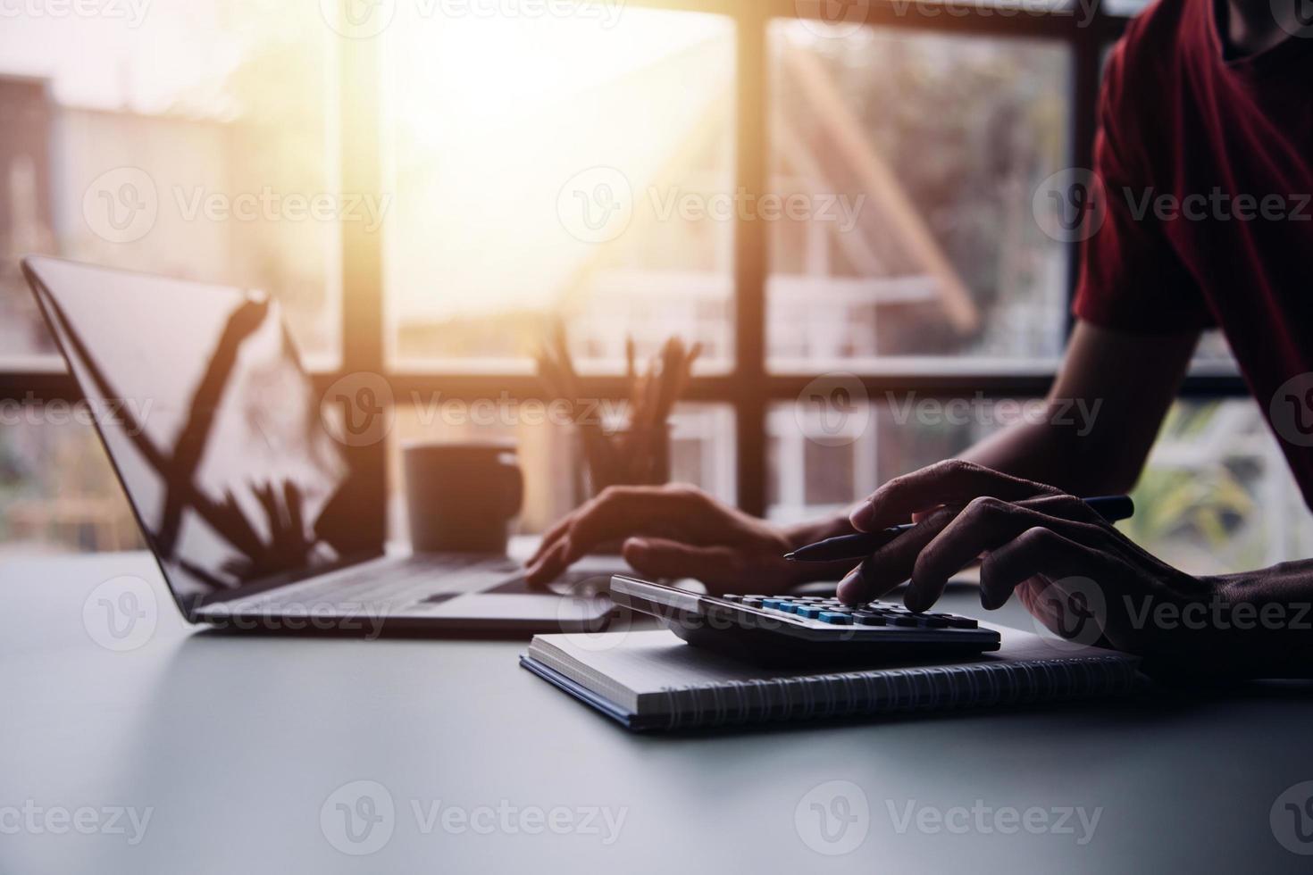 entrepreneur asiatique homme d'affaires et femme d'affaires discutant d'un nouveau projet d'entreprise dans une tablette lors d'une réunion moderne dans un bureau moderne, concept décontracté d'affaires asiatique. photo