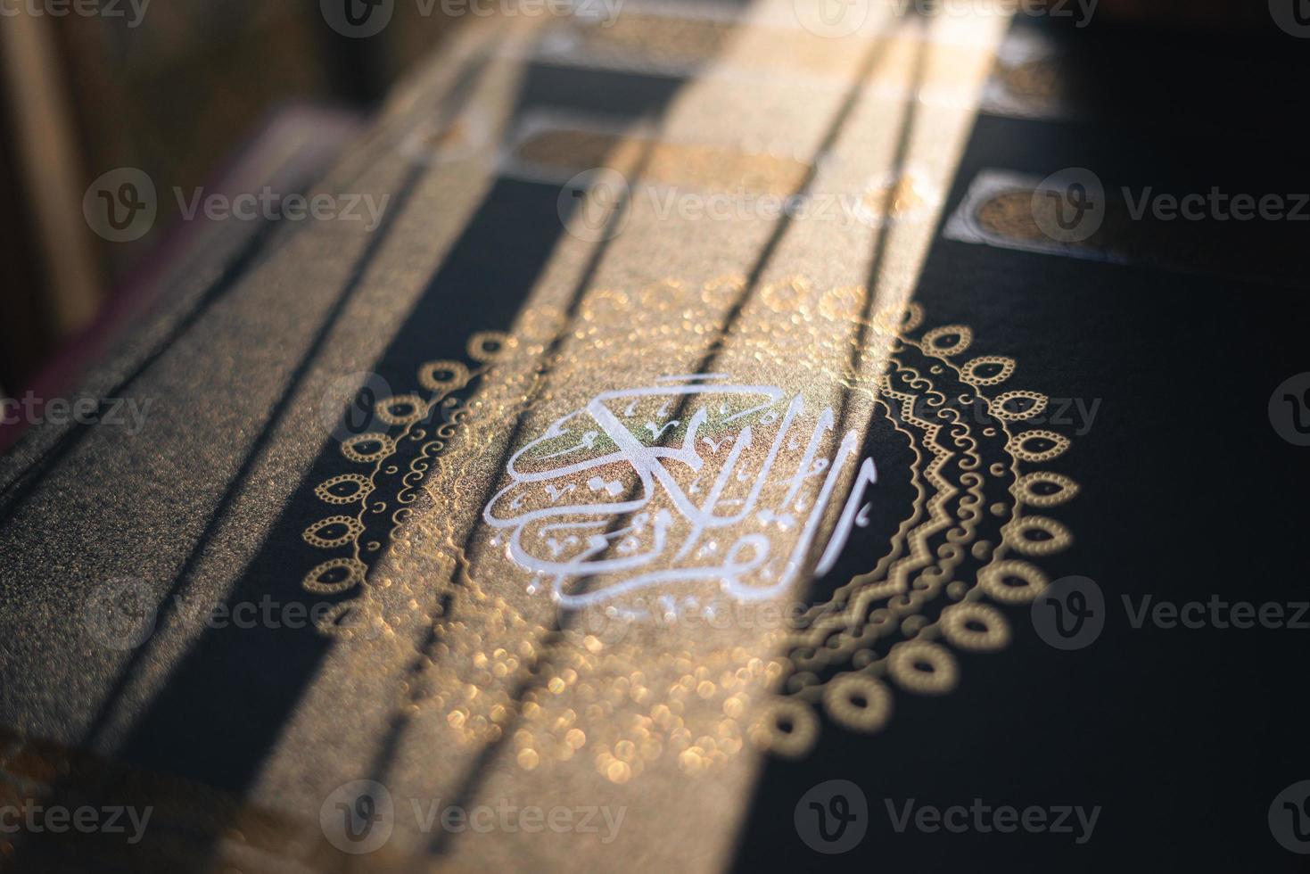 coran ou Kuran le islamique saint livre sur Soleil éclat noir Contexte . Ramadan arrière-plan, photo