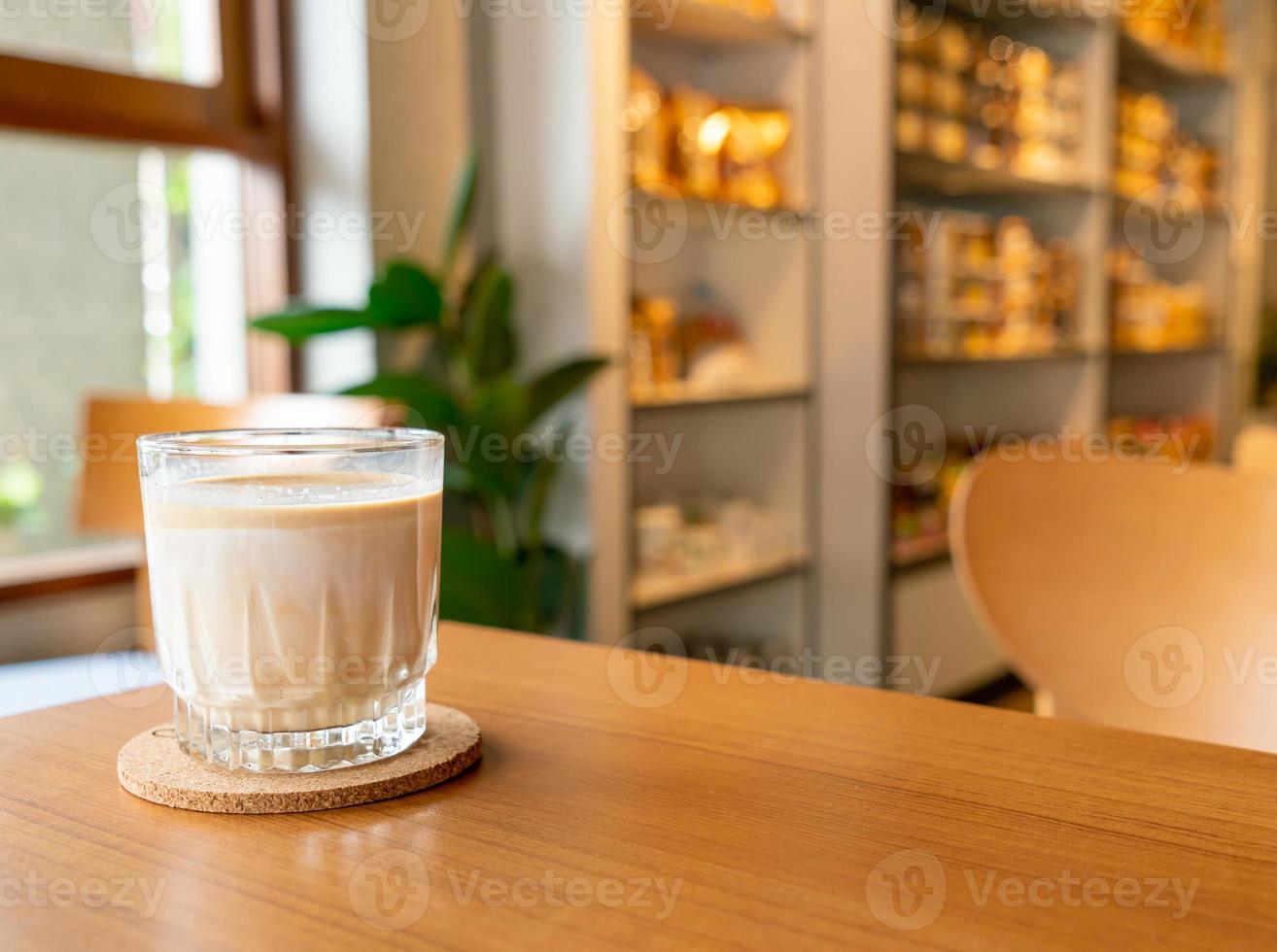 verre de café sale dans un café photo