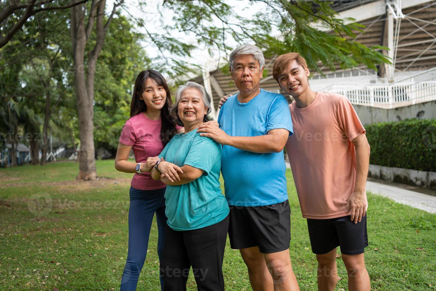 en bonne santé famille groupe instructeurs faire des exercices dans Frais air, et elles ou ils du repos et supporter ensemble après Matin des exercices dans parc. Extérieur activités, en bonne santé mode de vie, fort corps, en forme Les figures, santé se soucier. photo