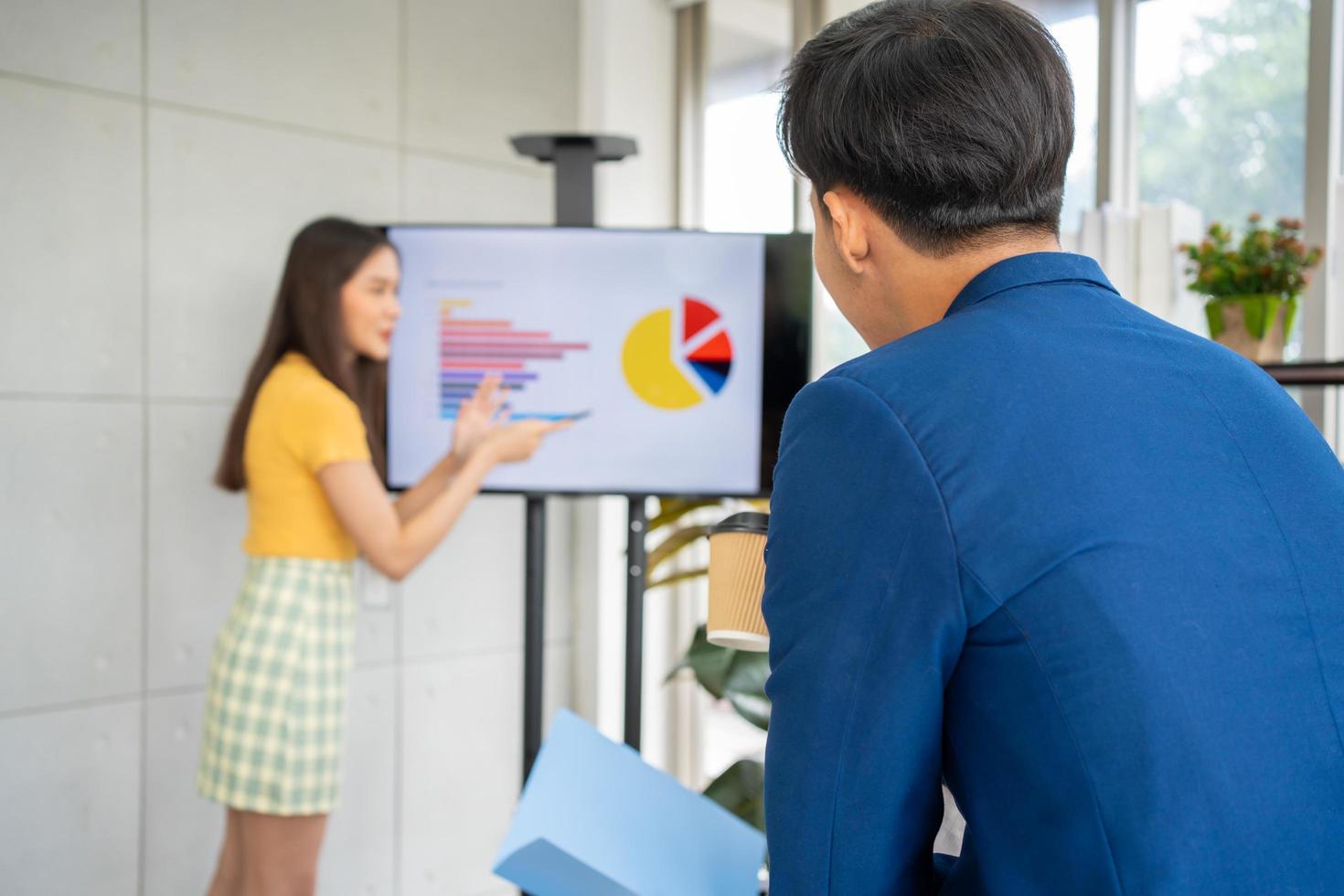 réunion de démarrage d'un jeune entrepreneur asiatique au bureau pour discuter d'un nouveau modèle commercial pour le prochain projet. concept de nouveau modèle d'entreprise et de partenariat, société commerciale, travail d'équipe photo