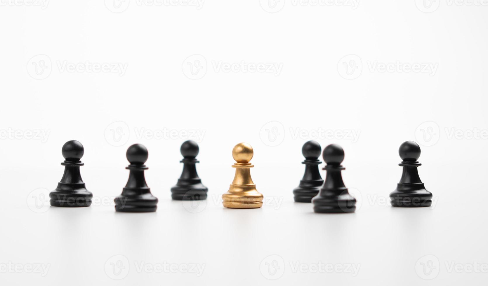 pion d'échecs doré debout avec l'équipe pour montrer son influence et son autonomisation. concept de leadership d'entreprise pour l'équipe de direction, gagnant du concours et leader influent photo