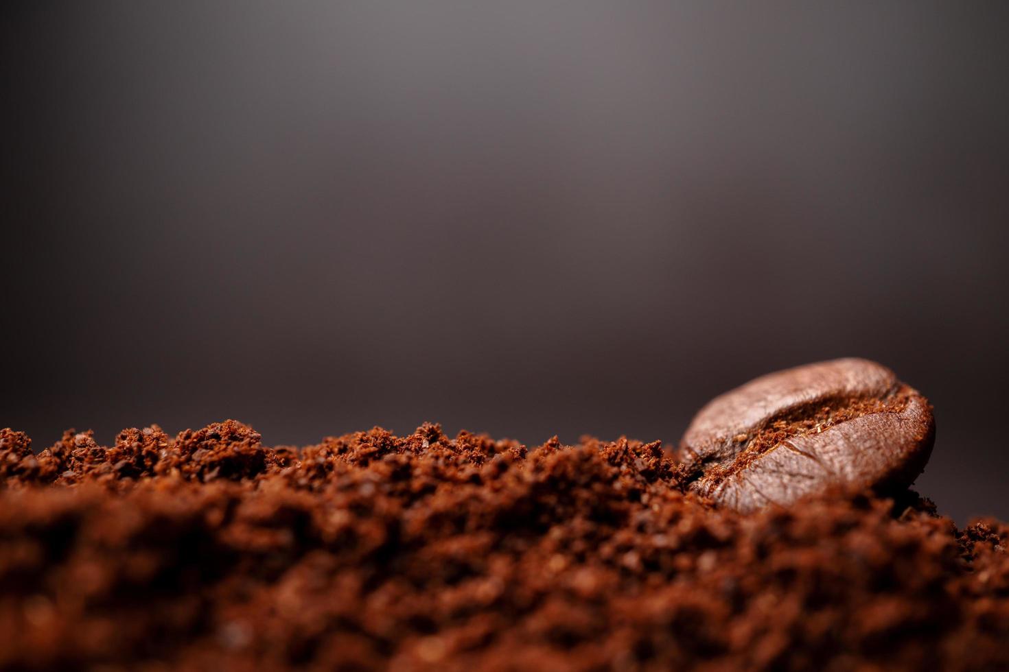 gros plan de grains de café au tas mélangé de café torréfié avec espace de copie pour le texte. concept de fraîcheur du café photo