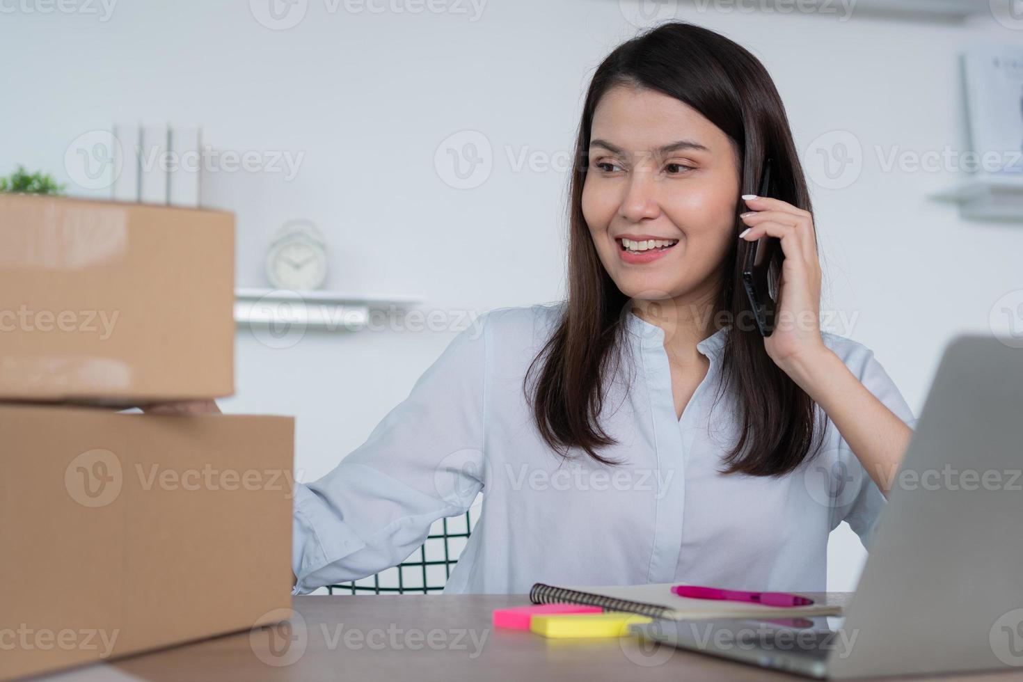 heureuse jeune femme entrepreneure asiatique, parler avec un fournisseur et sourire pour la vente succès du magasin d'achat en ligne au bureau à domicile, concept du marchand, petite entreprise, commerce en ligne et commerce électronique. photo