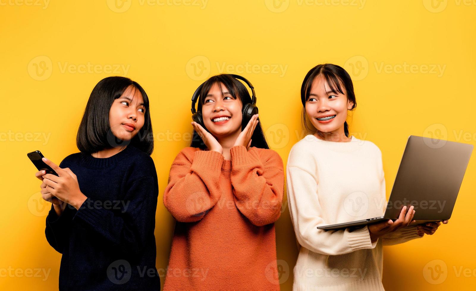 deux asiatique femmes travail sur portable et téléphone. à le même temps deux de leur étaient communicant en ligne et montrant content sourit. et Ecoutez à la musique autour gens et copains en ligne la communication photo