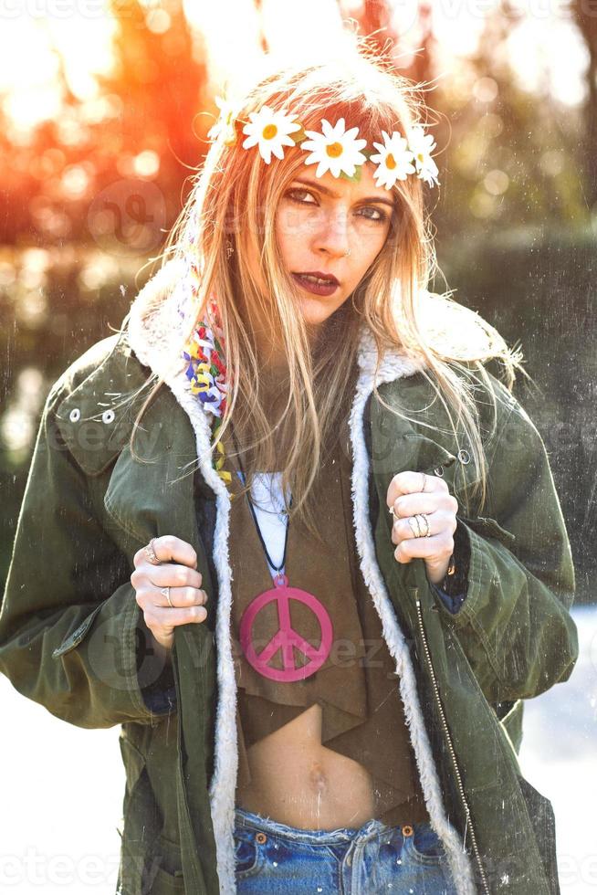 fille en tenue hippie, style révolutionnaire des années 1970 photo