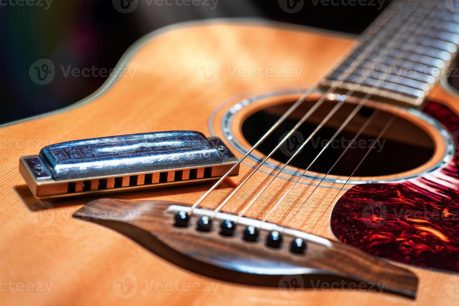guitare acoustique avec harmonica blues country photo