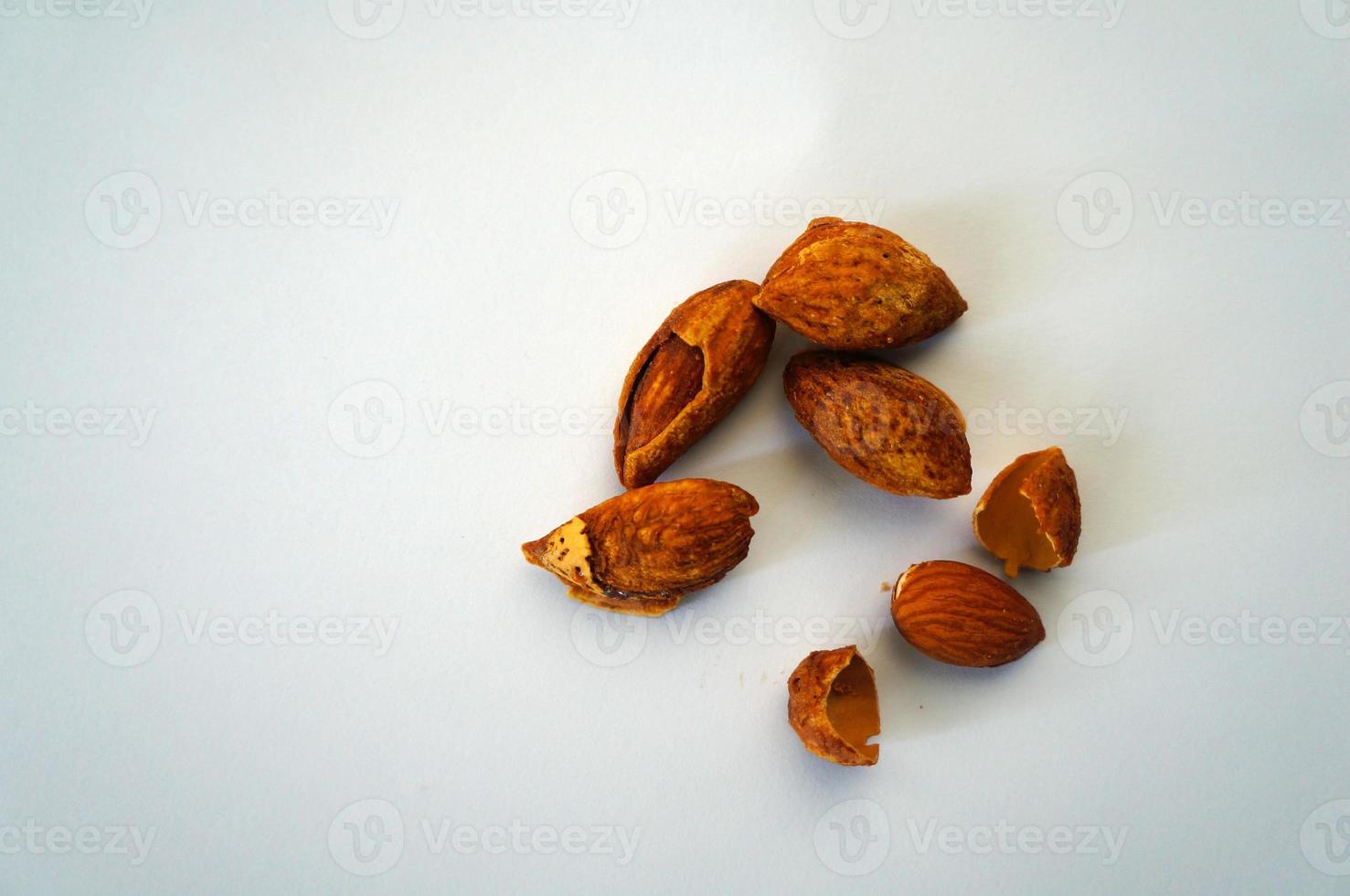 amandes des noisettes. amande sur blanc isolé. plein profondeur champ.noix collection photo