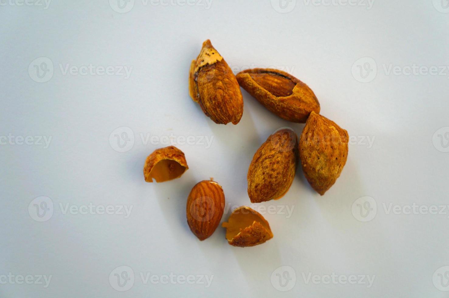 amandes des noisettes. amande sur blanc isolé. plein profondeur champ.noix collection photo