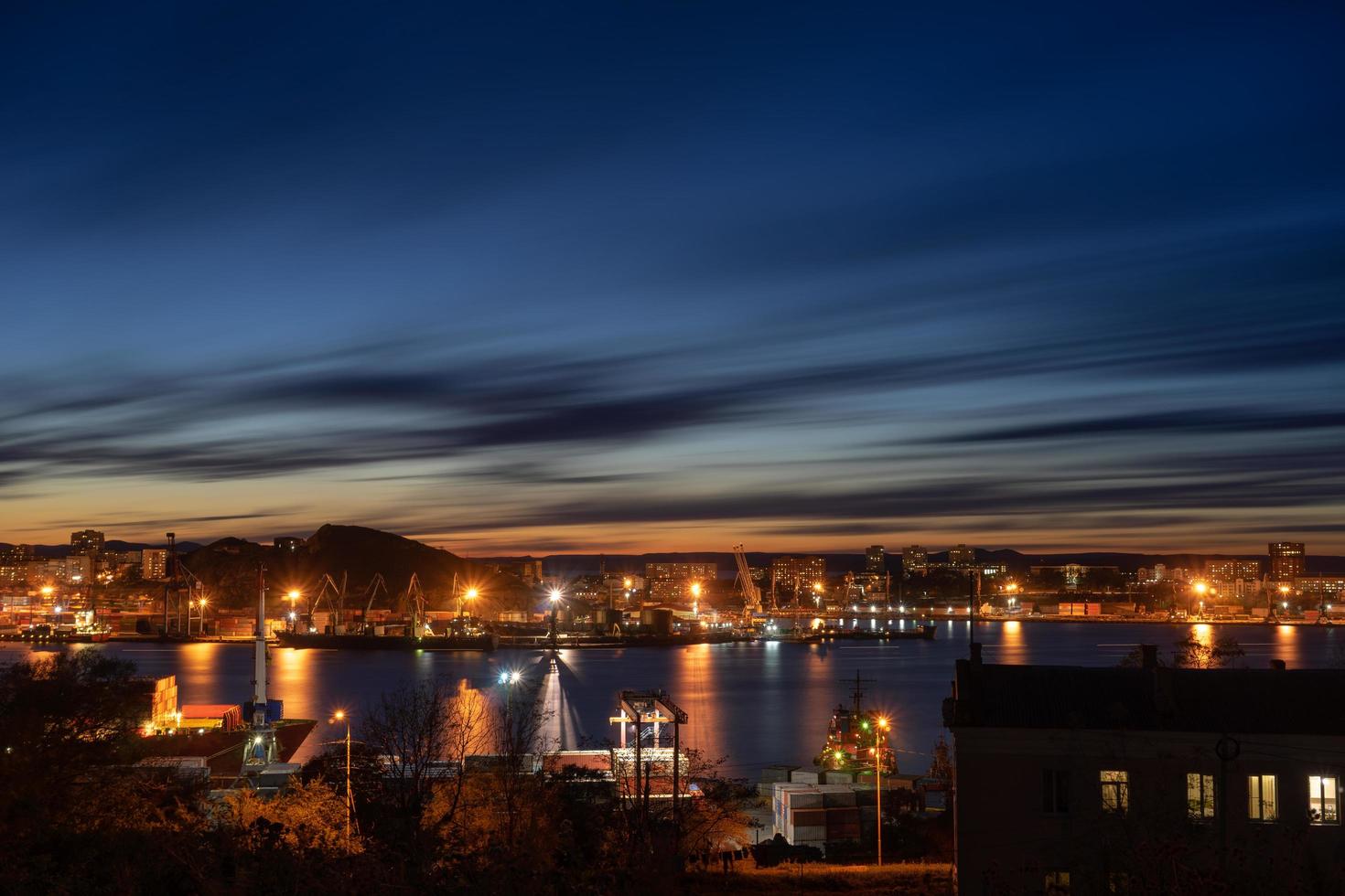 Coucher de soleil coloré sur zolotoy rog ou la baie de la corne d'or à Vladivostok, Russie photo