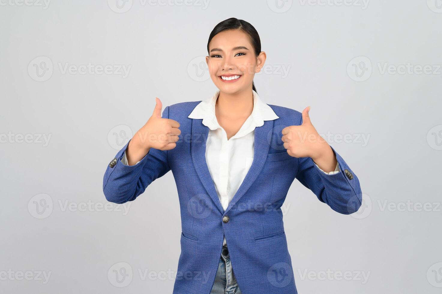 Jeune magnifique femme dans formel Vêtements pour officier avec pouce en haut posture photo