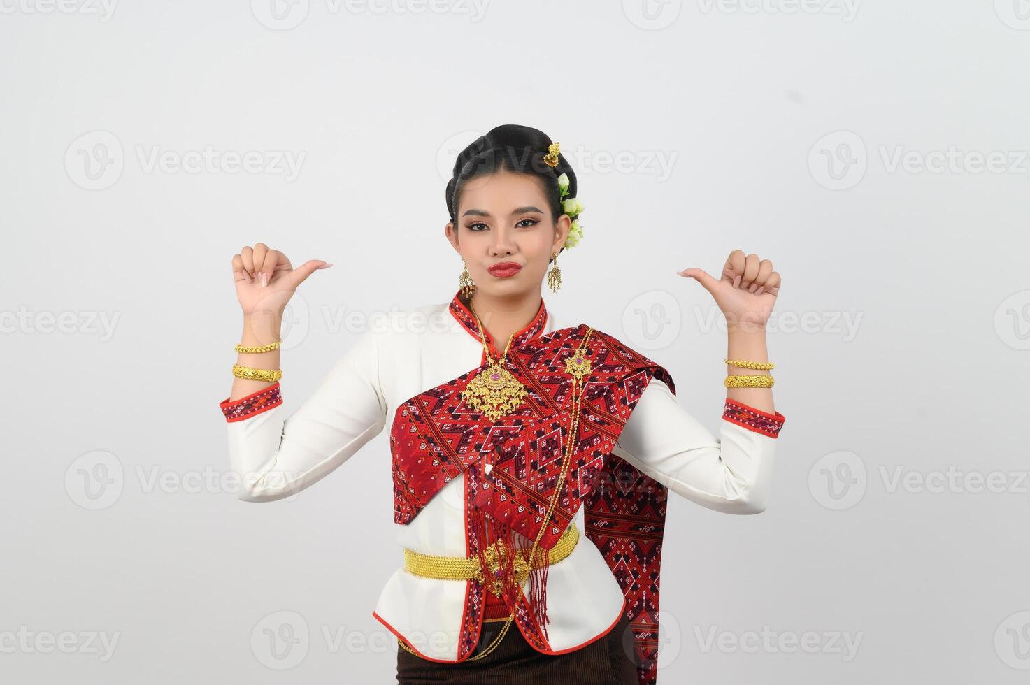 portrait de magnifique thaïlandais femme dans traditionnel Vêtements pouce vers le bas posant photo