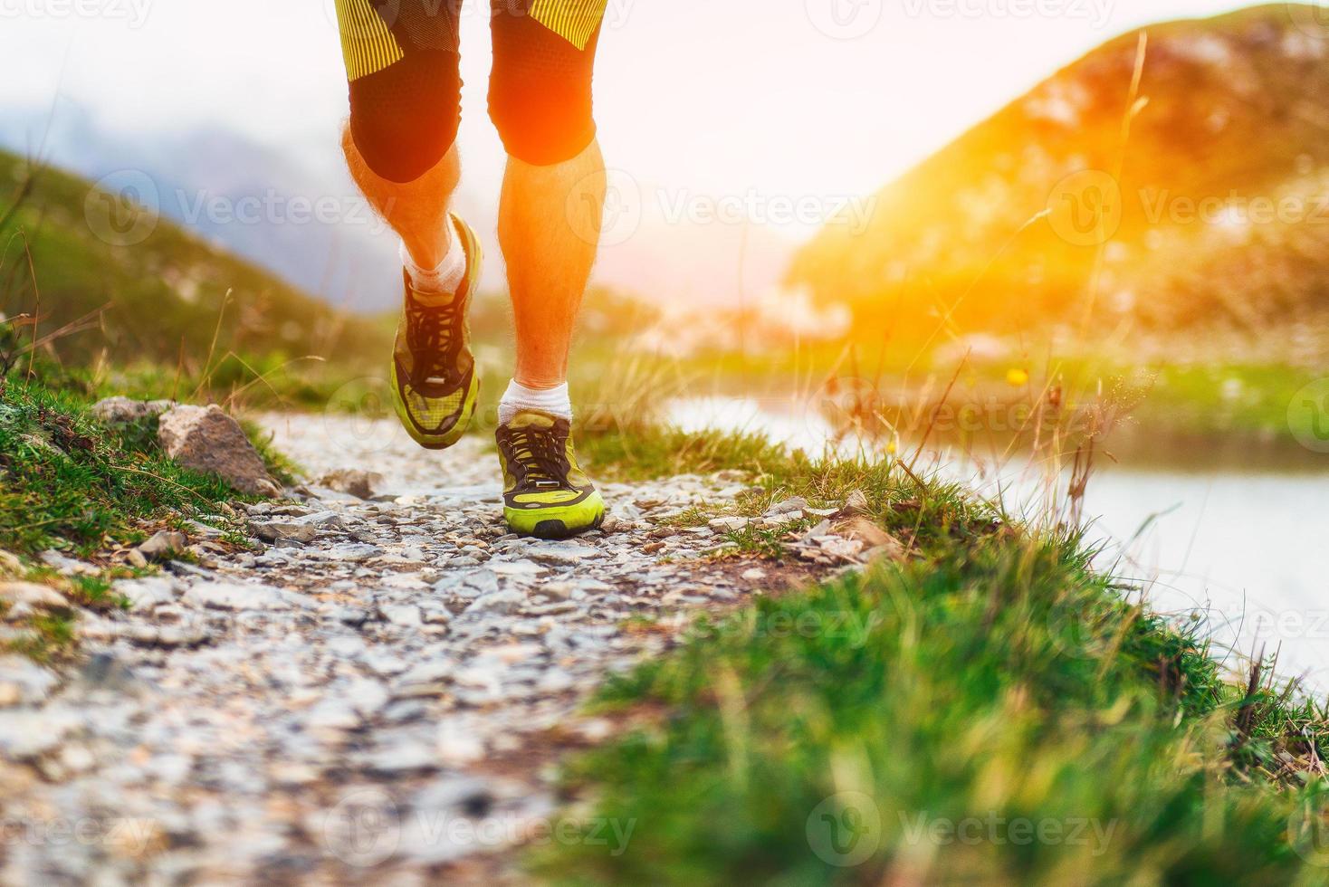 notamment sur les chaussures d'un coureur en montagne photo