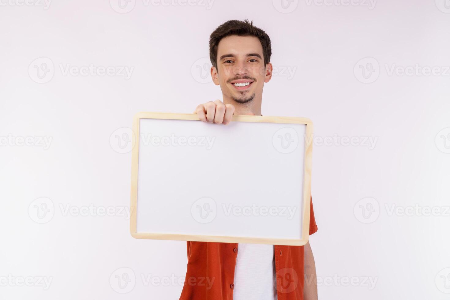 portrait d'un homme heureux montrant une enseigne vierge sur fond blanc isolé photo