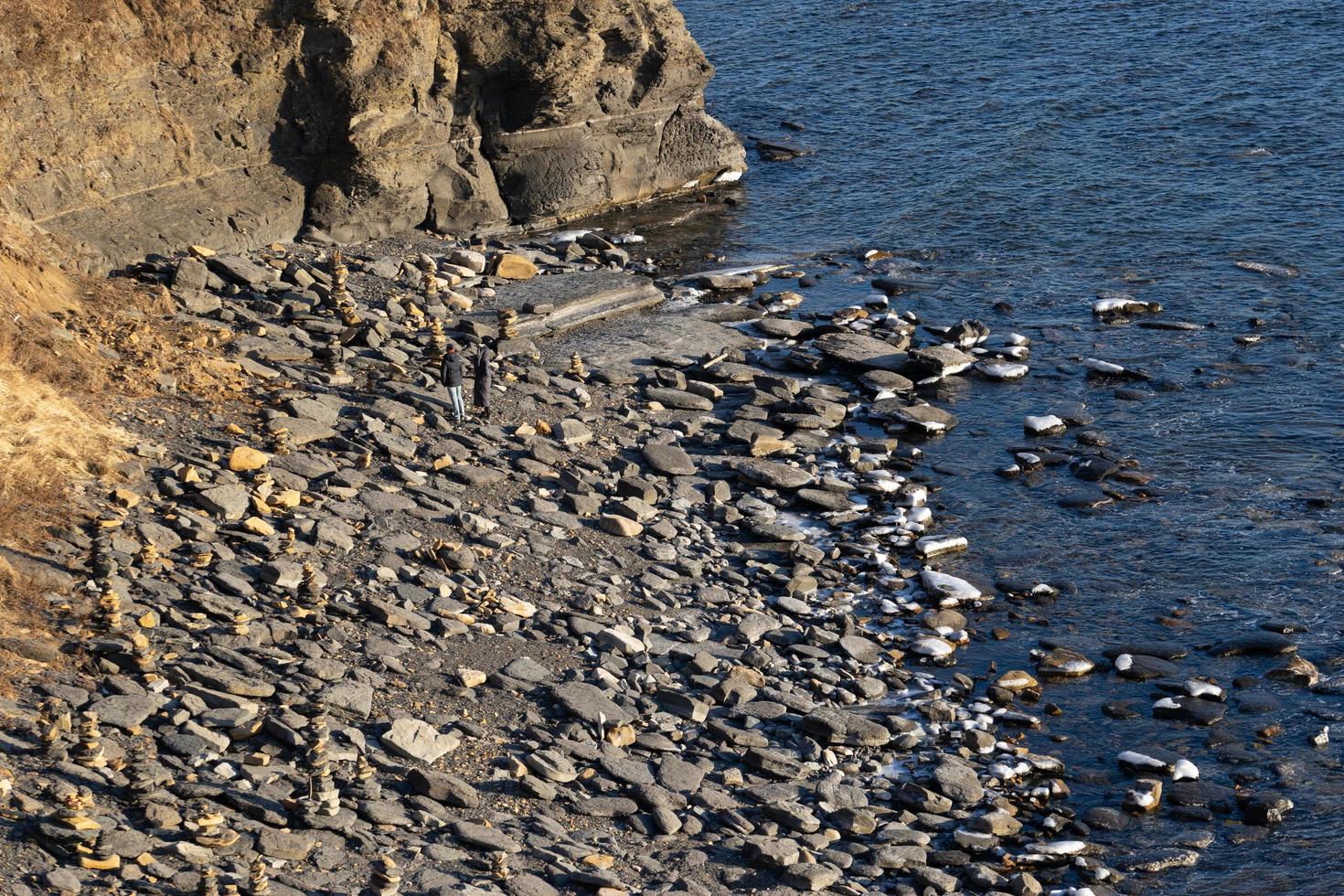 Paysage marin d'une côte rocheuse et de l'eau à Vladivostok, Russie photo