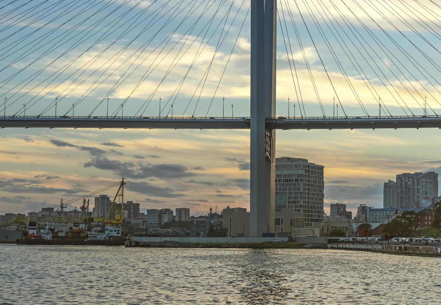 Paysage urbain du pont d'or et de la baie de la corne d'or à Vladivostok, Russie photo