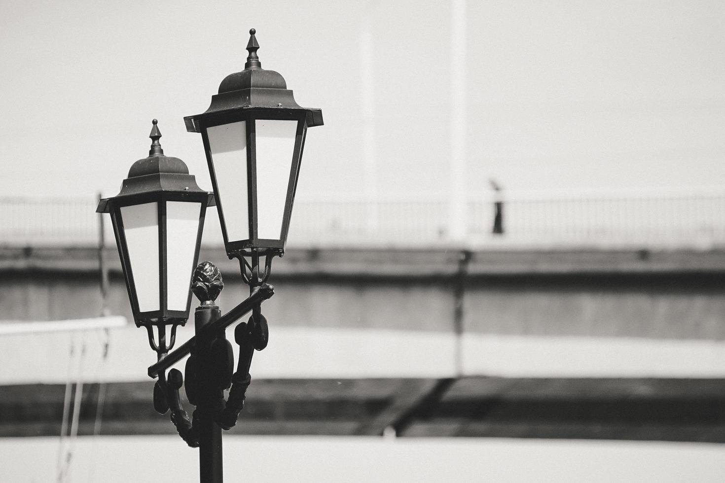 Lampadaires avec pont d'or floue en arrière-plan à Vladivostok, Russie photo