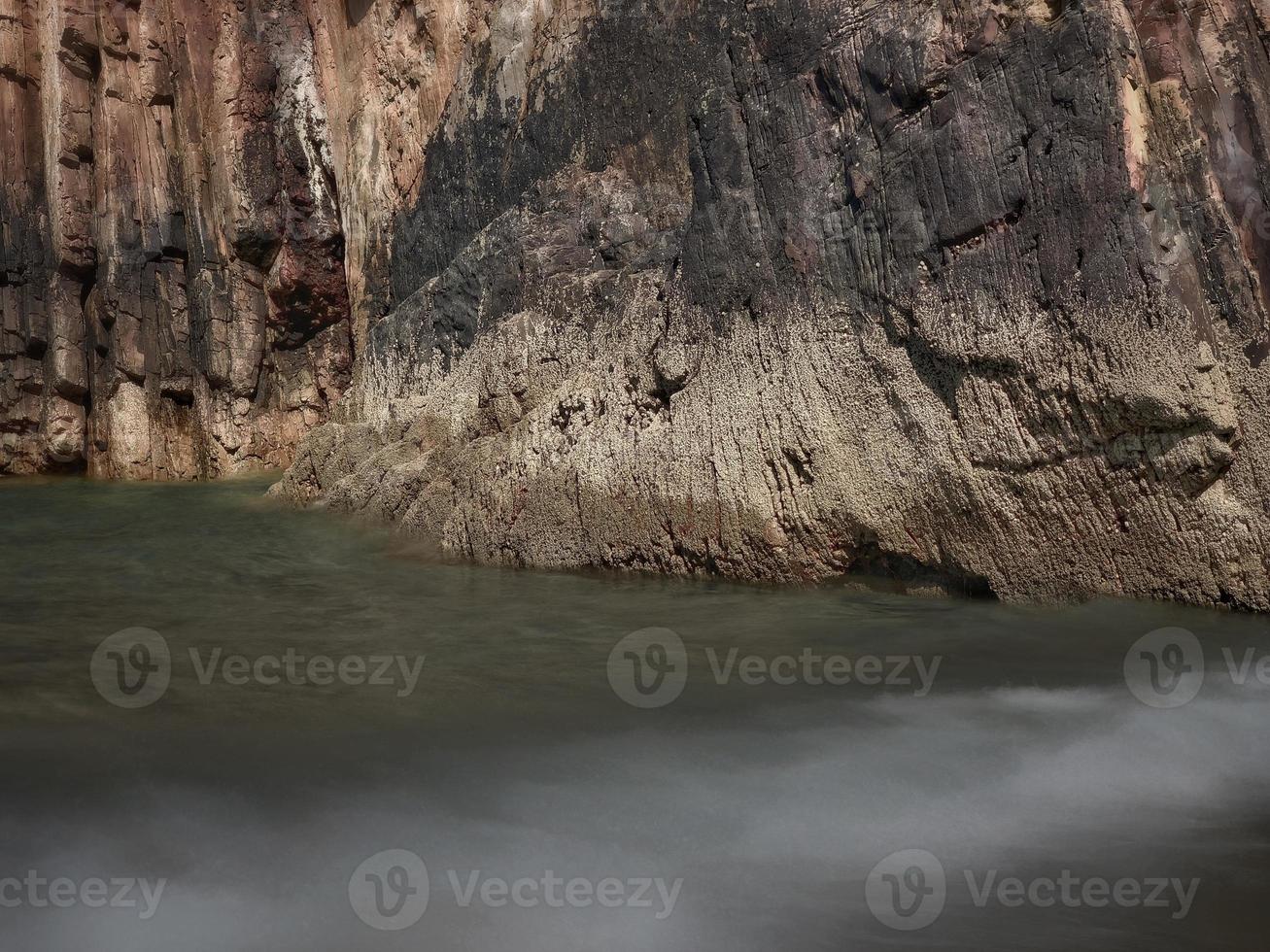 rochers à bords droits à marée basse d'une plage sur la côte asturienne photo